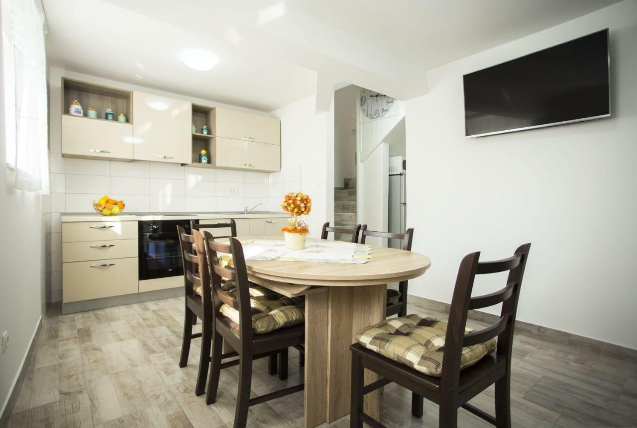 Apartman Leona Kastela Exterior photo